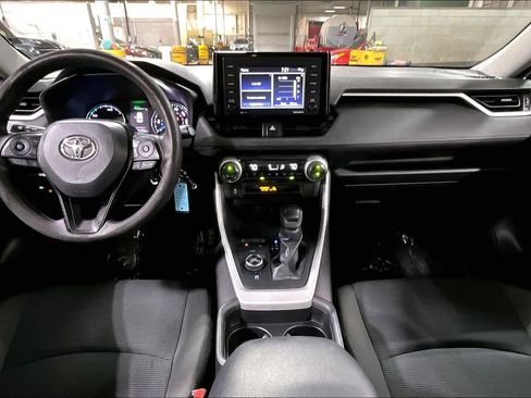 Used 2021 Toyota RAV4 LE image 16