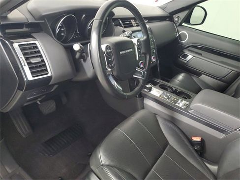 Used 2017 Land Rover Discovery SE image 20