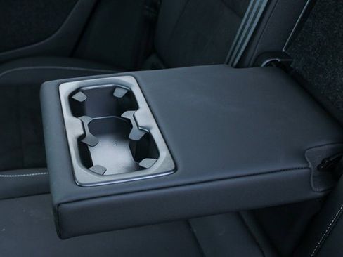 Used 2025 Volvo XC40 B5 Plus image 32