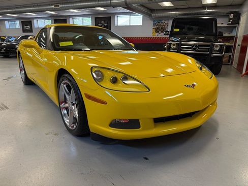 Used 2011 Chevrolet Corvette Coupe w/ 1LT RWD image 7