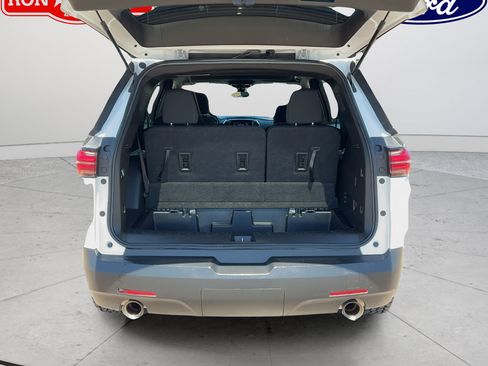 Used 2023 Chevrolet Traverse LT FWD image 21
