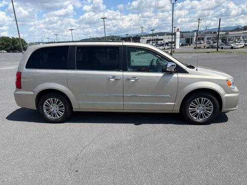 Used 2013 Chrysler Town & Country Touring-L w/ Driver Convenience Group FWD image 6