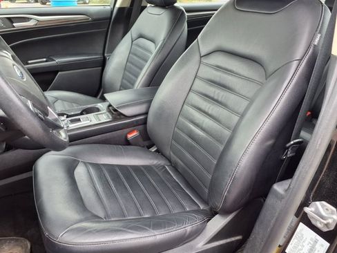 Certified 2018 Ford Fusion SE w/ Fusion SE Technology Package FWD image 2