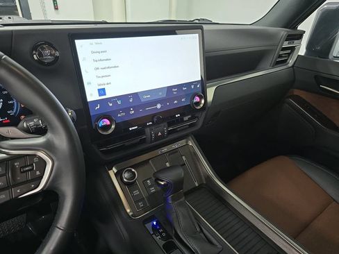 Used 2024 Lexus GX 550 w/ Accessory Package (2T) AWD/4WD image 15