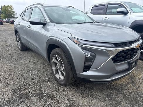 Used 2025 Chevrolet Trax LT FWD image 3