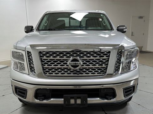 Used 2018 Nissan Titan SV w/ SV Convenience Package image 2