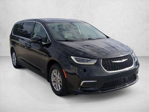 Used 2024 Chrysler Pacifica Touring-L image 3