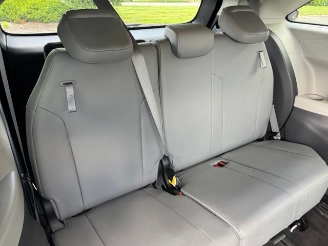 Used 2021 Toyota Sienna XLE FWD image 33