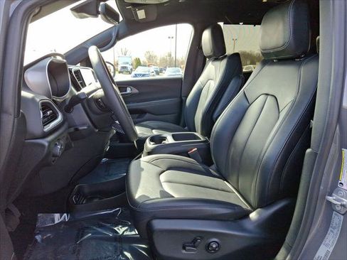 Used 2025 Chrysler Pacifica Select image 11