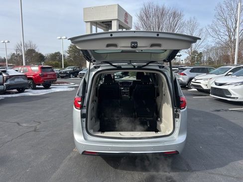 Used 2024 Chrysler Pacifica Touring-L image 7