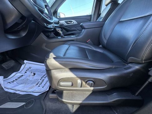 Used 2023 Chevrolet Traverse LT w/ Rear Camera Mirror Package image 12