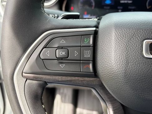 Used 2023 Jeep Grand Cherokee L Limited w/ Black Appearance Package AWD/4WD image 19