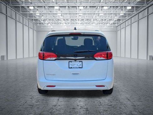Used 2023 Chrysler Voyager LX FWD image 4