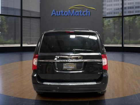 Used 2015 Chrysler Town & Country Touring FWD image 9