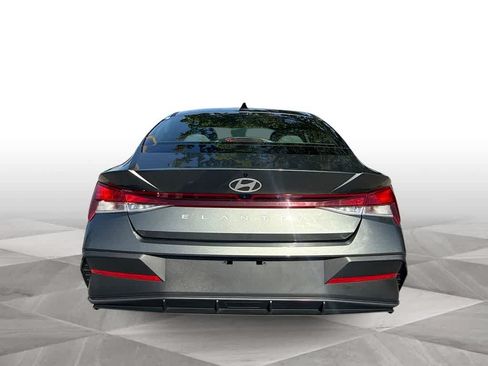 Used 2025 Hyundai Elantra SE FWD image 7