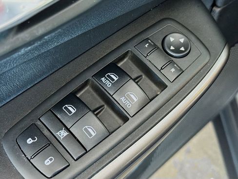 Used 2019 Jeep Cherokee Latitude Plus w/ Comfort/Convenience Group image 18