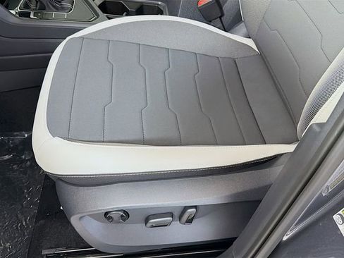 New 2026 Volkswagen Taos SE image 20