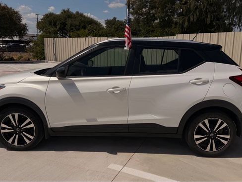 Used 2019 Nissan Kicks SV FWD image 2