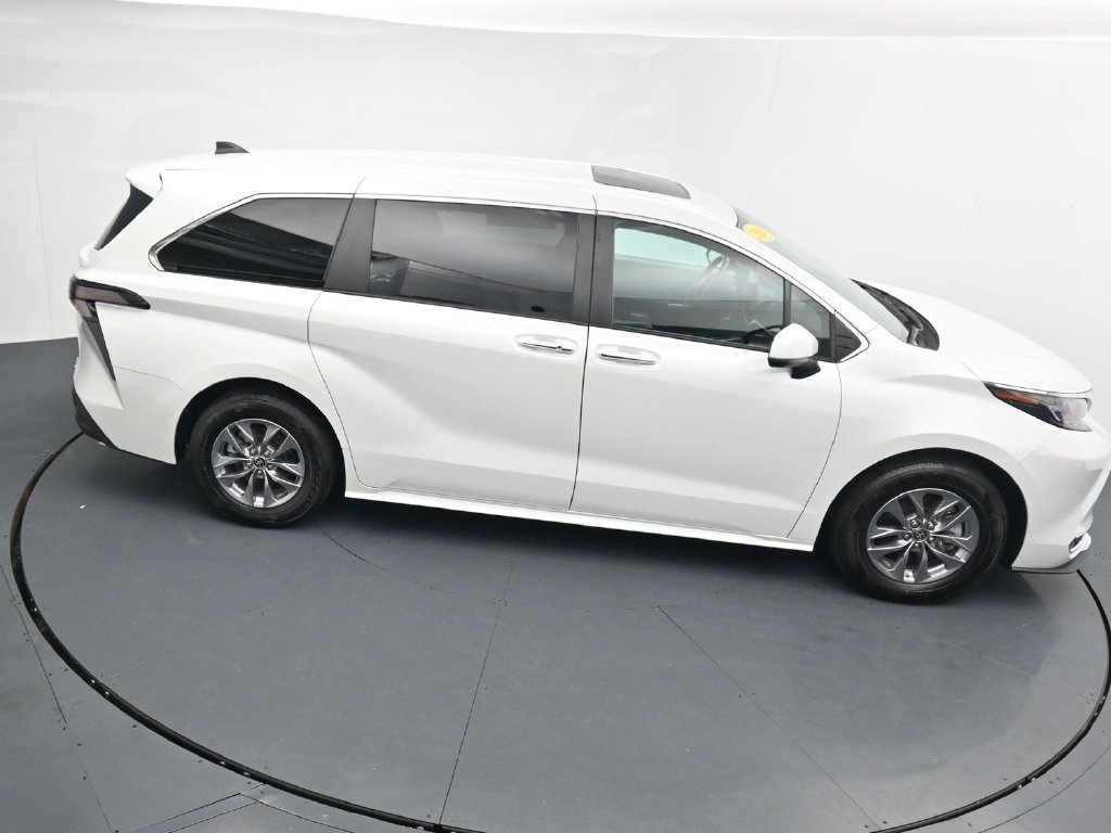 Used 2024 Toyota Sienna XLE FWD image 31