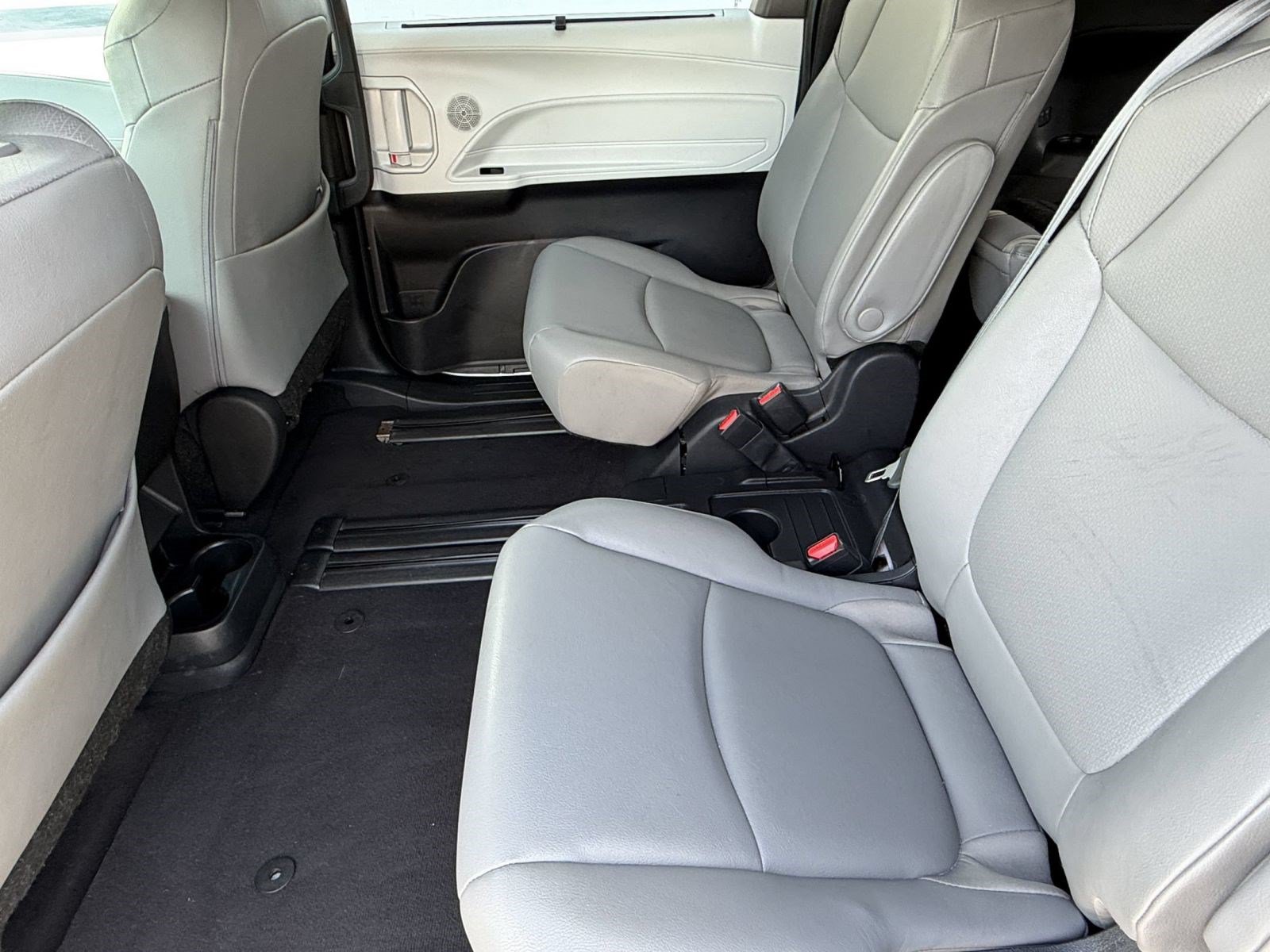 Used 2025 Toyota Sienna XLE FWD image 25