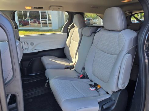 Used 2025 Toyota Sienna LE FWD image 26