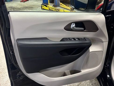 Used 2024 Chrysler Voyager LX image 12