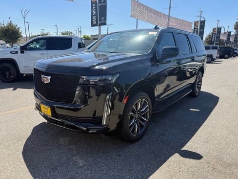 Used 2023 Cadillac Escalade ESV Sport AWD/4WD image 2