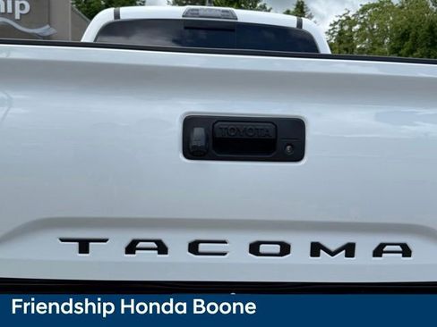 Used 2022 Toyota Tacoma TRD Off-Road AWD/4WD image 12