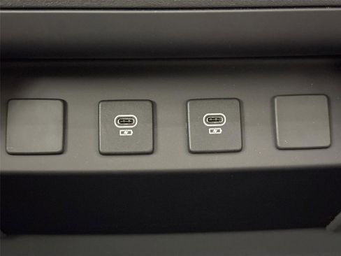 Used 2025 Land Rover Defender 110 X-Dynamic SE image 37