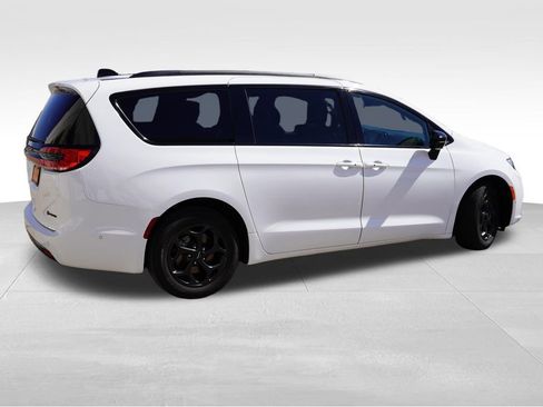 Certified 2024 Chrysler Pacifica Premium image 4