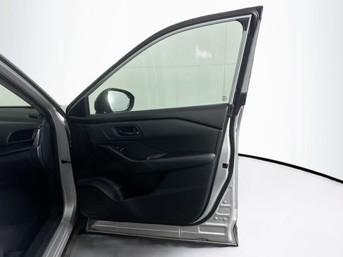 Used 2024 Nissan Rogue S FWD image 31