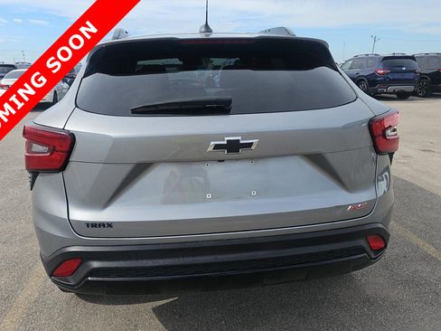 Used 2024 Chevrolet Trax RS w/ Sunroof Package FWD image 4