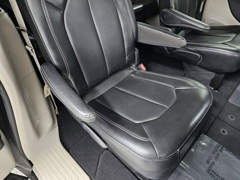Used 2023 Chrysler Pacifica Touring-L FWD image 23