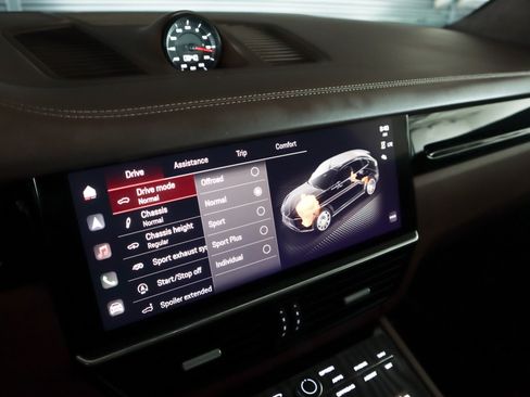 Certified 2023 Porsche Cayenne Turbo AWD/4WD image 19