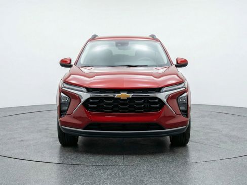Used 2025 Chevrolet Trax LT FWD image 2