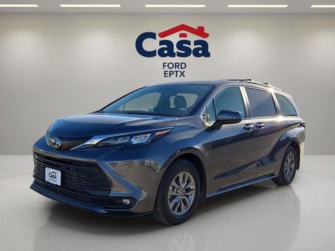 Used 2025 Toyota Sienna XLE image 6