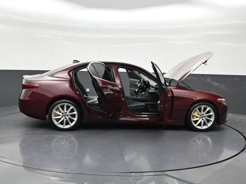 Used 2019 Alfa Romeo Giulia RWD image 33