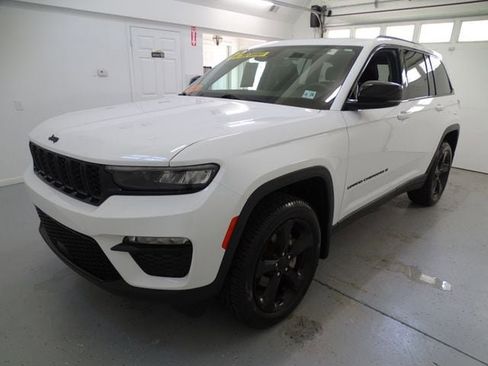 Certified 2023 Jeep Grand Cherokee Limited w/ Black Appearance Package AWD/4WD image 19