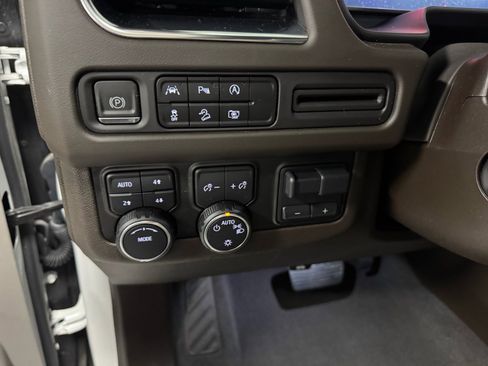 Used 2023 Chevrolet Suburban Z71 w/ Luxury Package image 19