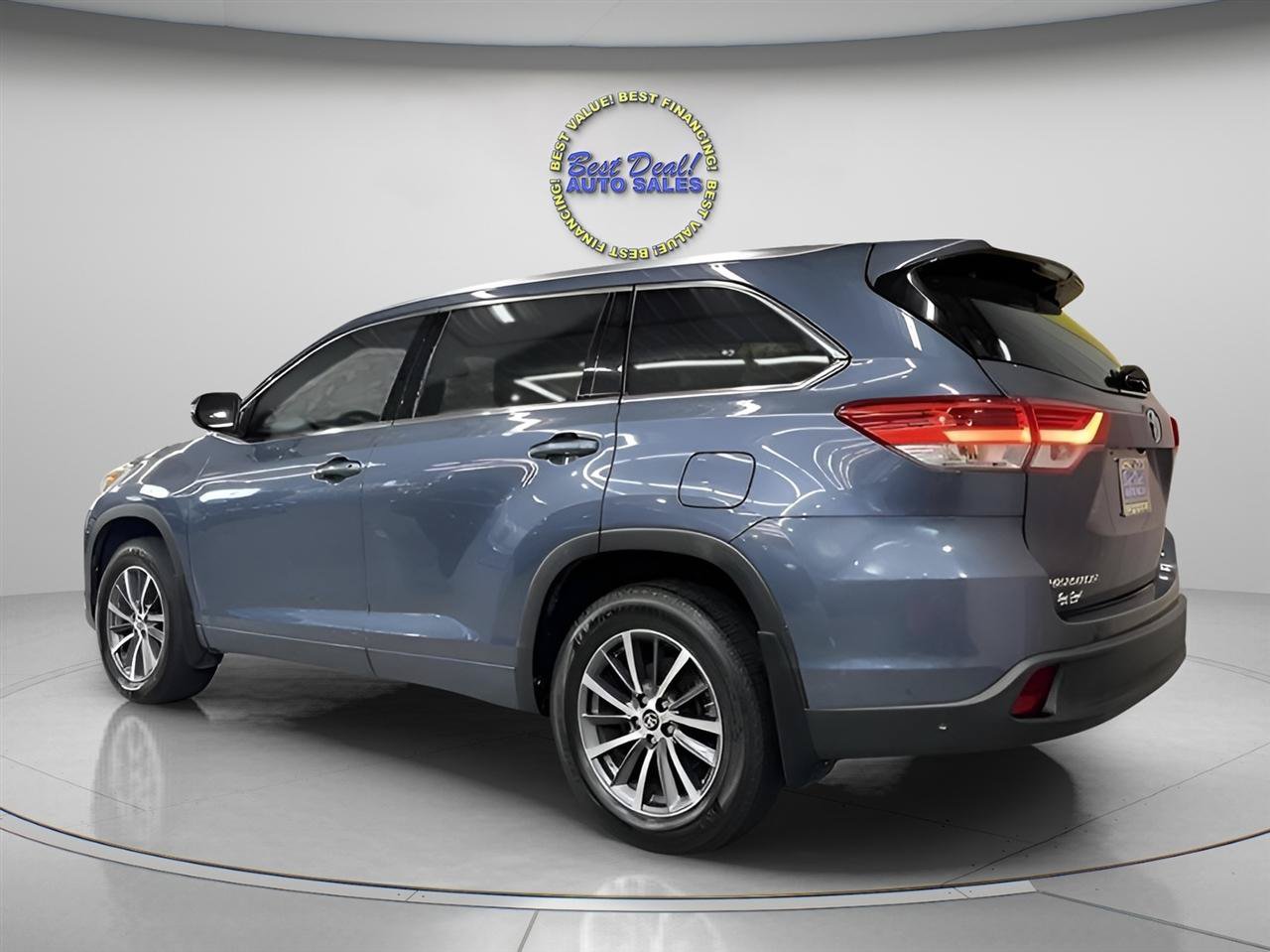 Used 2017 Toyota Highlander XLE AWD/4WD image 2