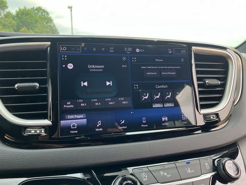 Used 2025 Chrysler Pacifica Select FWD image 26