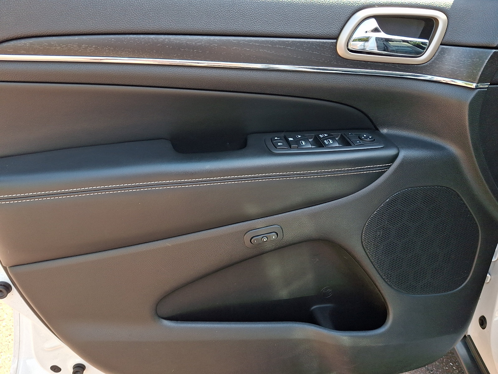 Used 2017 Jeep Grand Cherokee Limited AWD/4WD image 12