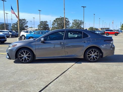 Used 2023 Toyota Camry SE image 3