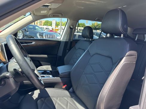 Used 2025 Volkswagen Atlas SE AWD/4WD image 12