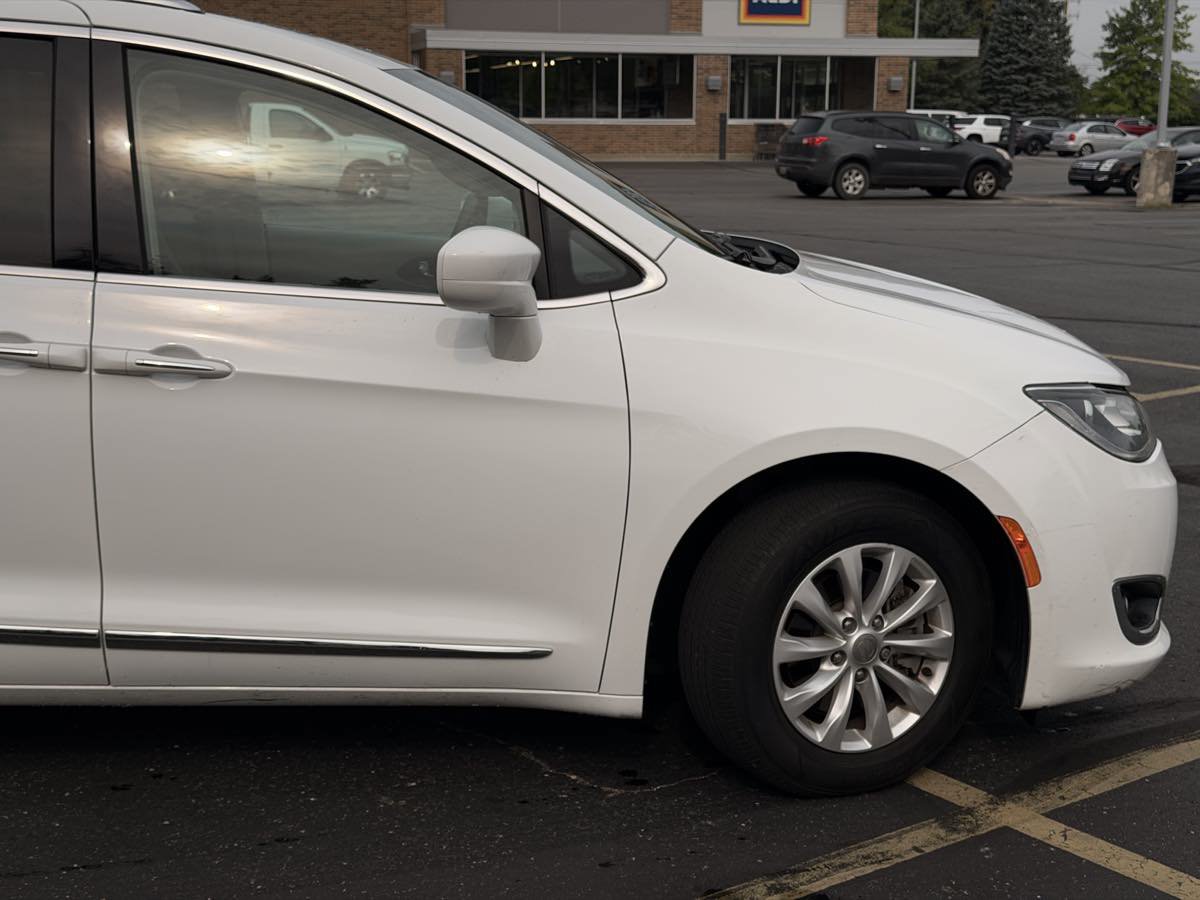 Used 2019 Chrysler Pacifica Touring-L FWD image 4
