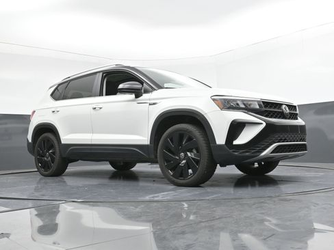 Used 2024 Volkswagen Taos SE w/ Panoramic Sunroof Package image 22