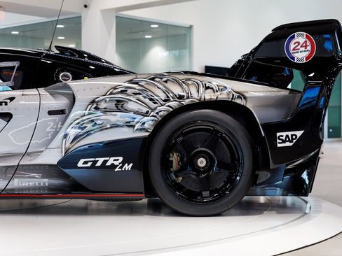 Used 2020 McLaren Senna RWD image 3