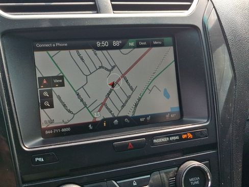 Used 2016 Ford Explorer XLT w/ Equipment Group 202A AWD/4WD image 18