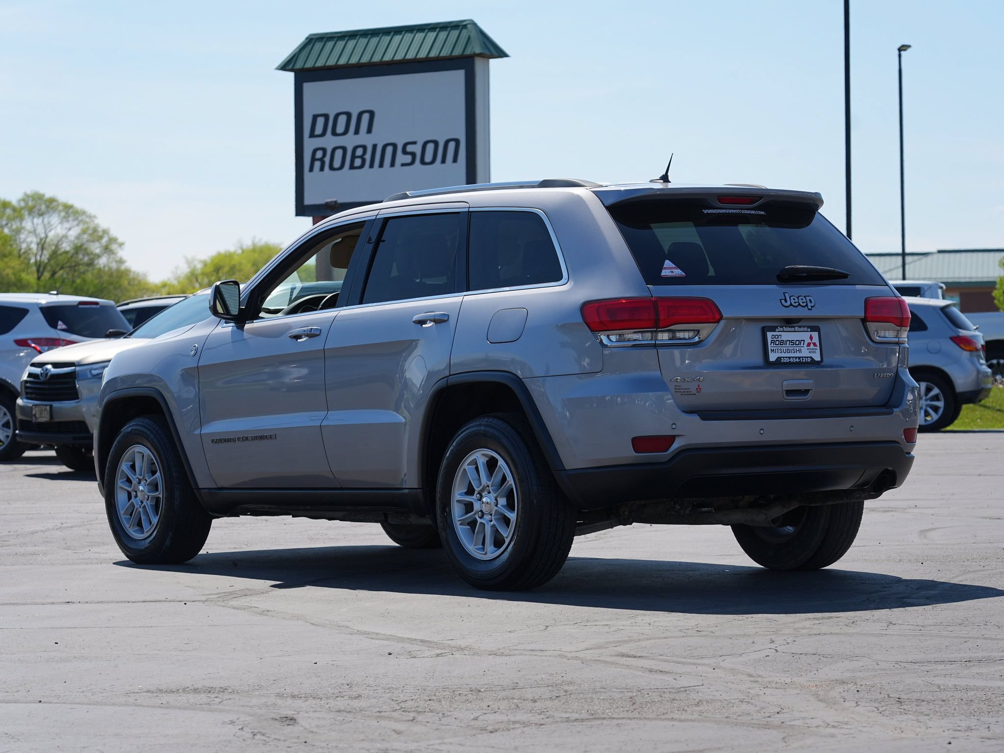 Used 2019 Jeep Grand Cherokee Laredo AWD/4WD image 6