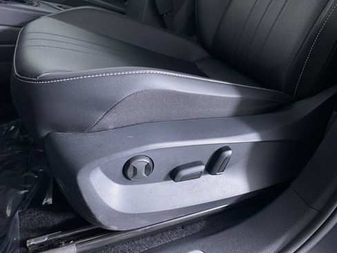 Used 2024 Volkswagen Tiguan SE R-Line image 9